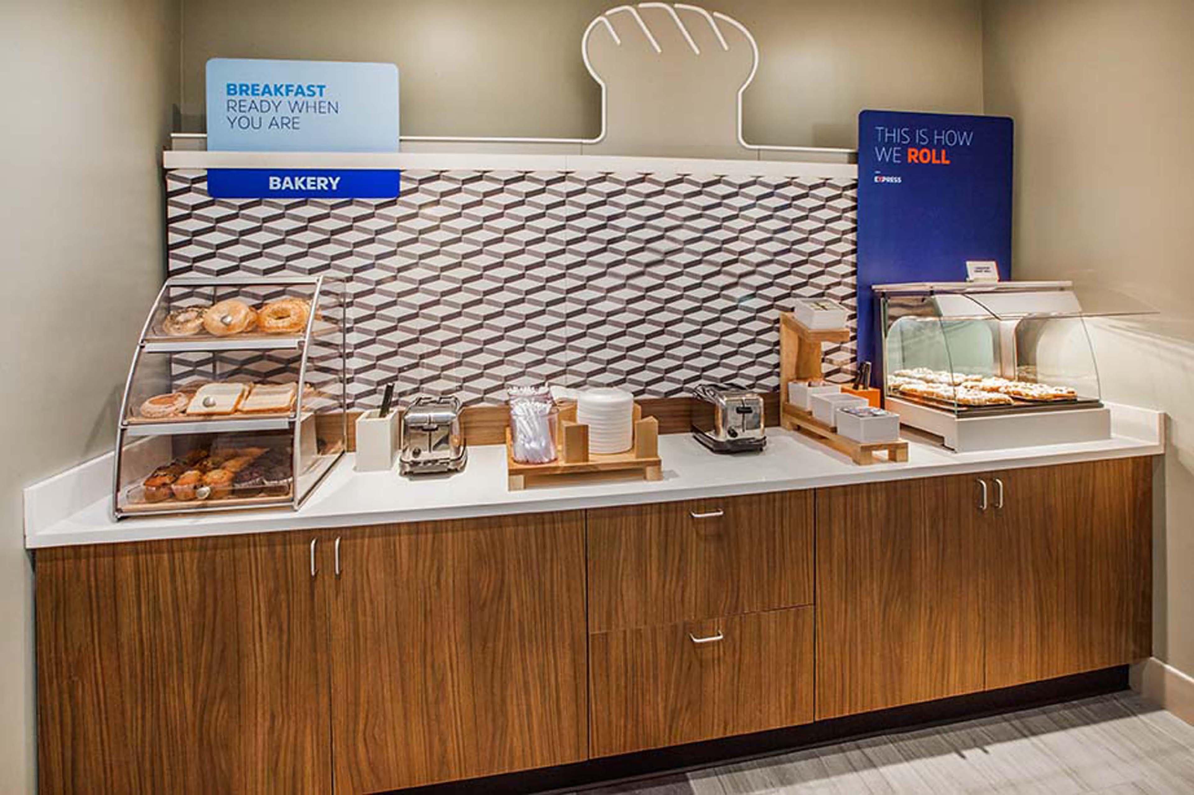 Holiday Inn Express & Suites - Detroit North - Roseville By Ihg מראה חיצוני תמונה