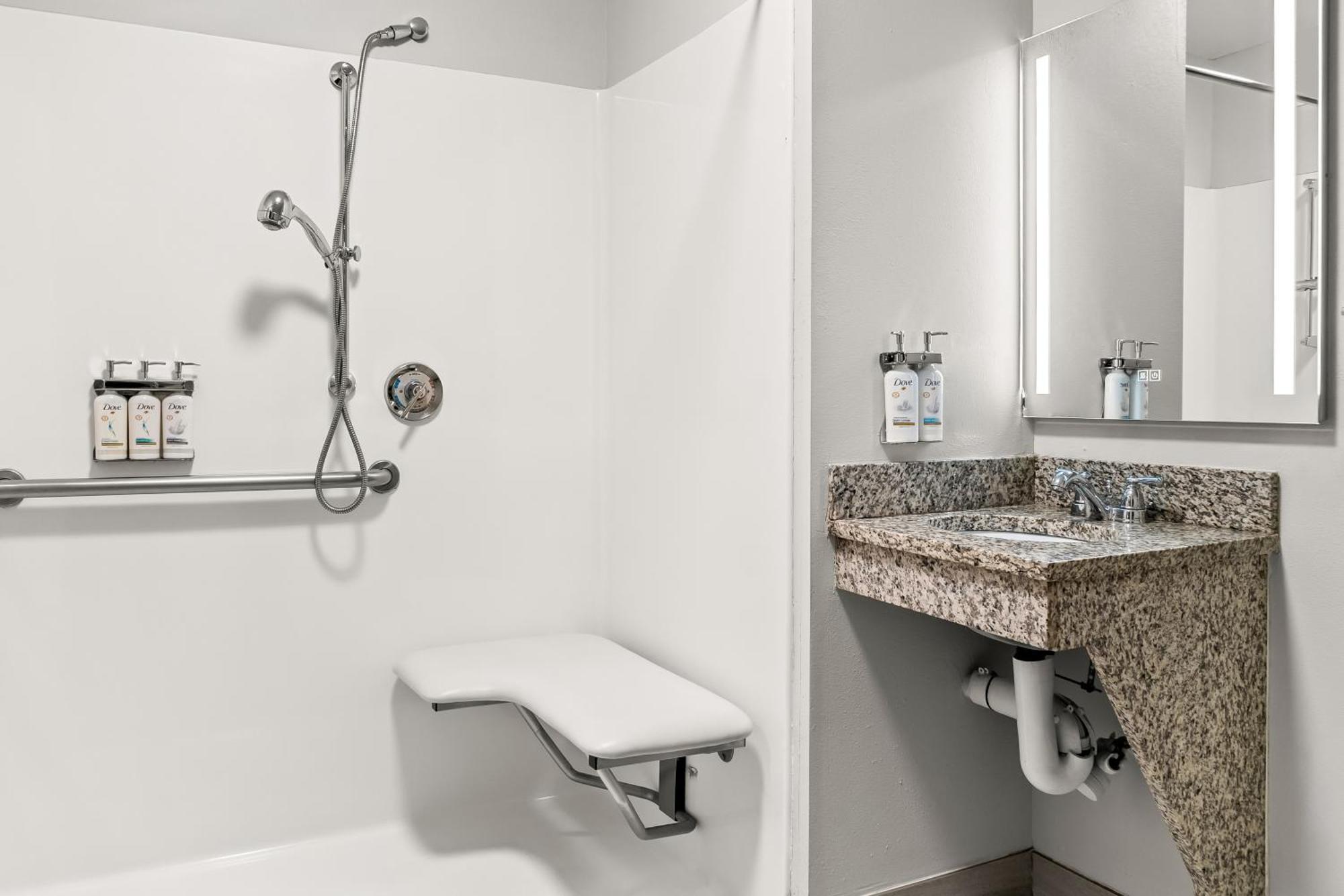 Holiday Inn Express & Suites - Detroit North - Roseville By Ihg מראה חיצוני תמונה