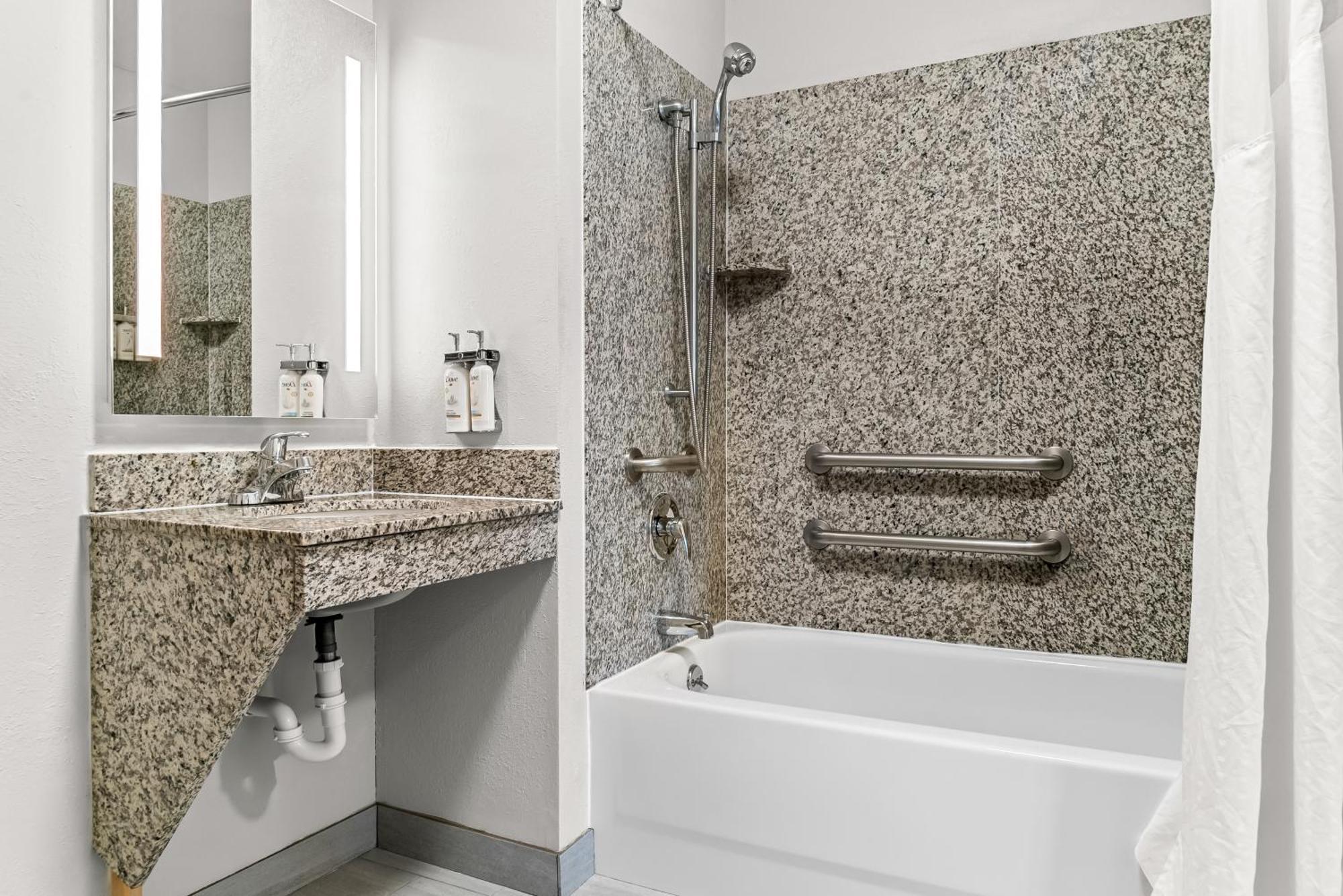 Holiday Inn Express & Suites - Detroit North - Roseville By Ihg מראה חיצוני תמונה